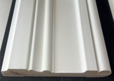 Deurlijst  massief verlijmd Manoir voorgeverfd 20x120mm  per set van 5st - 2.75m